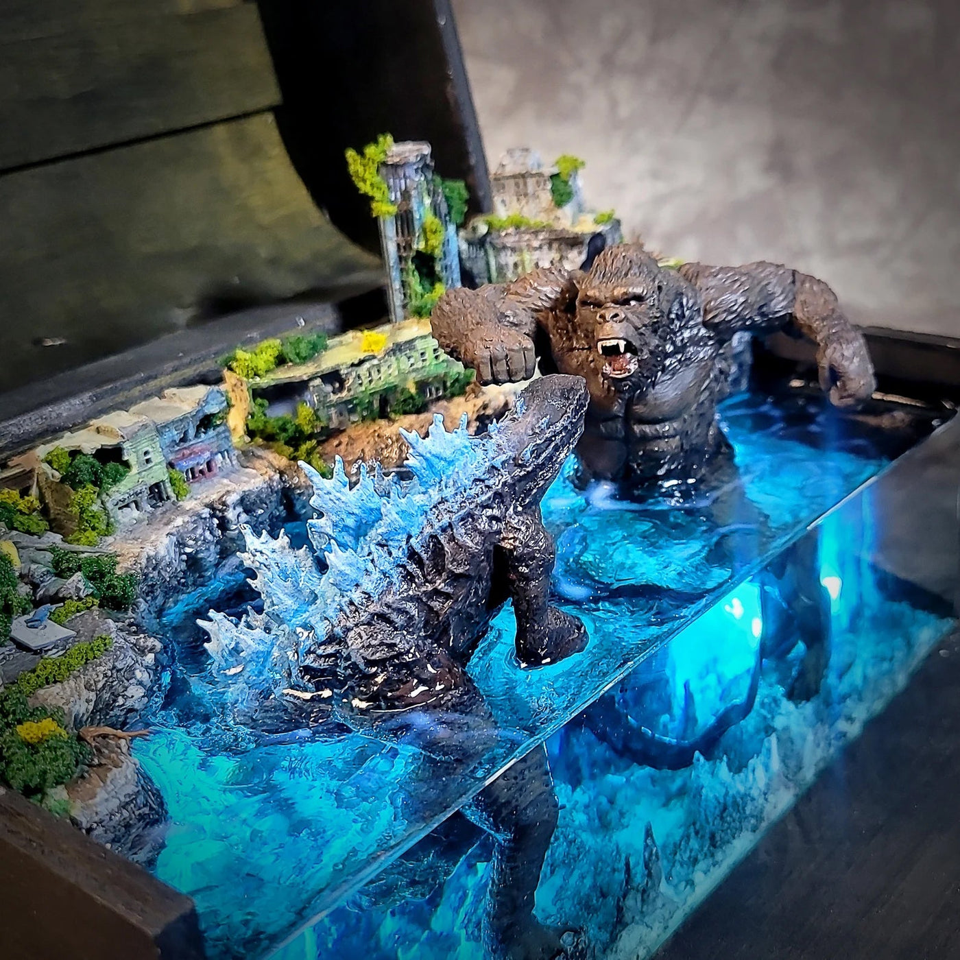 Godzilla vs Kong Monsters Battle Beach Abandoned City Diorama Treasure Mistery Box Gift Epoxy Resin, Night Light