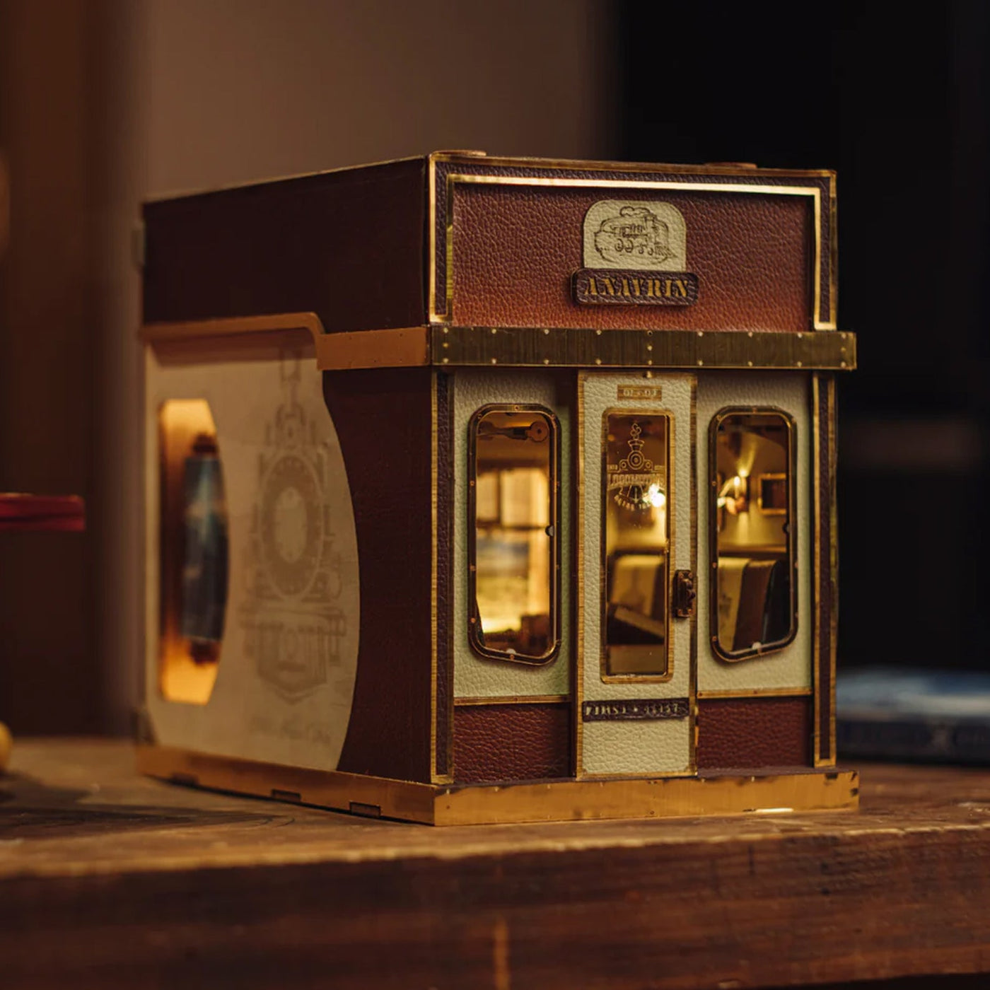 1940s Train Cabin (Motion Scene) - Book Nook