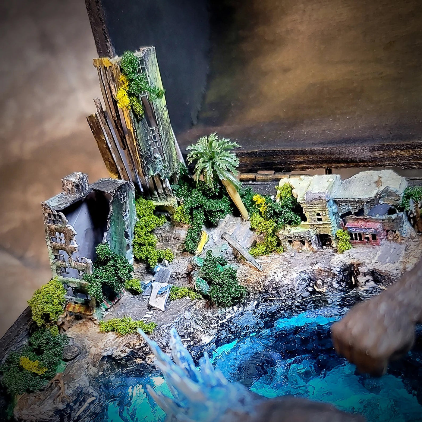 Godzilla vs Kong Monsters Battle Beach Abandoned City Diorama Treasure Mistery Box Gift Epoxy Resin, Night Light